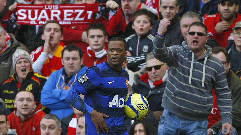 FIKK PEPPER: Manchester Uniteds Patrice Evra fikk h�re mye piping mot seg underveis i kampen. Tre minutter f�r slutt ble han hengende etter Kuyt som avgjorde kampen. Foto: AP Photo/Tim Hales