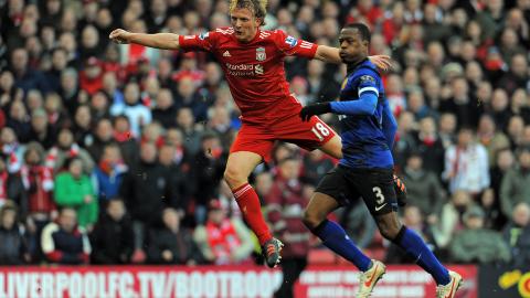 2-1: Dirk Kuyt l�per fra Patrice Evra og banker inn seiersm�let. Foto: AFP PHOTO/ANDREW YATES