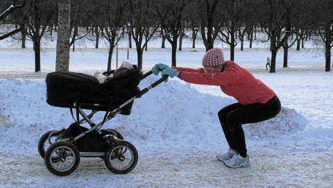 EFFEKTIV TRENING: Merethe Thulin kombinerer kneb�y med rugging p� vogna for � f� datteren Signe (syv m�neder) til � sovne. Foto: Marthe Kaasa F�r�