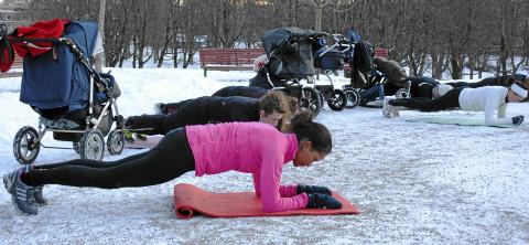 TRENING SOM TERAPI: - Dette fungerer b�de som trening og terapi for meg, forteller Mariam L�fwander. Hun er i permisjon med sitt andre barn, og gikk p� MiniBootCamp i forrige permisjon ogs�. Foto: Marthe Kaasa F�r�
