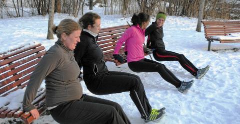TRENER TRICEPS: N�r man er i permisjon med en baby som bare blir tyngre og tyngre er det en fordel � v�re sterk i armene. Foto: Marthe Kaasa F�r�