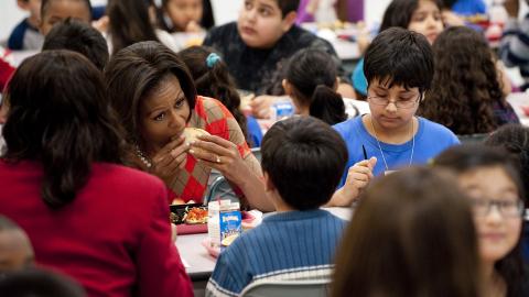 STRAFFER BARN:: USA har en av de laveste kriminelle lavalderen i den utviklede delen av verden. Her bes�ker Michelle Obama en barneskole i Virgina. Foto: AFP/SAUL LOEB/SCANPIX