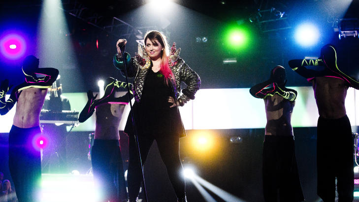 90-TALLSHOW: Minnie-Oh satser p� et raveinspirert show i kveldens MGP-delfinale fra Larvik. Foto: H�kon Eikesdal