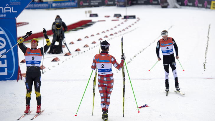 SUVEREN: Martin Johnsrud Sundby tar imot s�lvvinner Snorri Einarsson (t.v.) og bronsevinner Sjur R�the, nesten et minutt etter at han selv gikk i m�l. Foto: Marit Hommedal / Scanpix