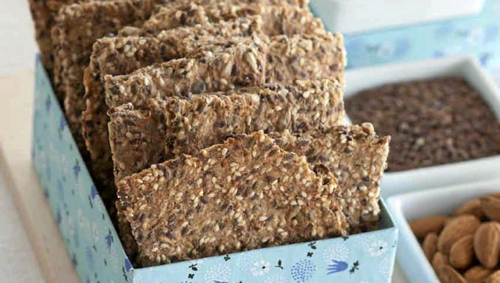 FIBERHUSK: Dr. Hexebergs fr�knekkebr�d lages med  fiberhusk, som f�s i mange dagligvare- og helsekostbutikker. FOTO: Cappelen Damm forlag