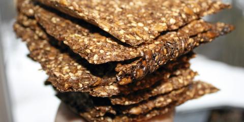 KUTTETIPS: Rut opp knekkebrødene med et pizzahjul, en kniv eller liknende. FOTO: Lavkarbohverdag.com KUTTETIPS: Rut opp knekkebrødene med et pizzahjul, en kniv eller liknende. FOTO: Lavkarbohverdag.com