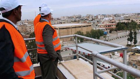 HJELPER IKKE:  Den arabiske liga sendte godt over 100 observat�rer til Syria for � f� en slutt p� den utstrakte voldsbruken i landet, men har n� funnet ut at det motsatte skjer: Volden tiltar og antallet d�de syrere stiger fra dag til dag. Her er tre observat�rer avbildet der de st�r og skuer ut over den s�rlige byen Deraa i desember i fjor. Det var i jordbruksbyen Deraa at oppr�ret mot Bashar al-Assad startet den 15. mars i fjor. Foto: EPA/Scanpix