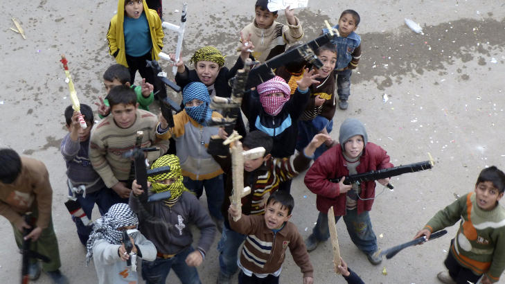 FOLKELIG OPPR�R:  Stadig flere syrere v�ger seg ut i gatene for � demonstrere mot Bashar al-Assad og hans regime. Her er det unggutter i byen Hula som demonstrerer mot presidenten med lekev�pen i g�r. Foto: Reuters/Scanpix