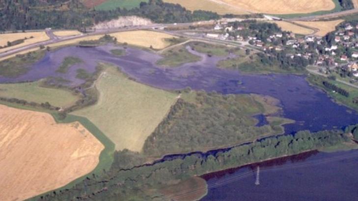 OMSTRIDT: Her er det omstridte v�tmarksomr�det M�rkja i Nordre �yeren Naturreservat. Riksvei 22 til venstre. Foto: Harald Gjerde.