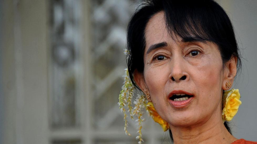 JUBELM�TE:  Aung San Suu Kyi var p� sin f�rste reise utenfor Myanmars st�rste by Yangon siden hun bestemte seg for � kjempe om plass i nasjonalforsamlingen. Foto: Soe Than Win / AFP Photo