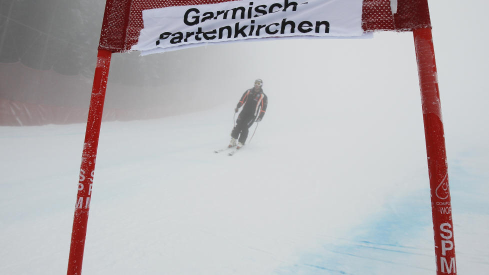 AVLYST GRUNNET T�KE: Arrang�rene fors�kte � dr�ye det lengst mulig, men s� ingen annen utvei enn � avlyse super-G i Garmish. Foto: REUTERS/Wolfgang Rattay
