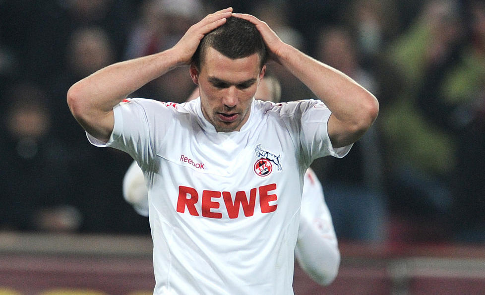 SKAPER HODEBRY: Stjernespilleren Podolski m� se laget sitt fra sidelinjen i tre-fire uker etter at han slo opp en skade i 1-4 tapet for Schalke. Foto: AFP PHOTO / PATRIK STOLLARZ