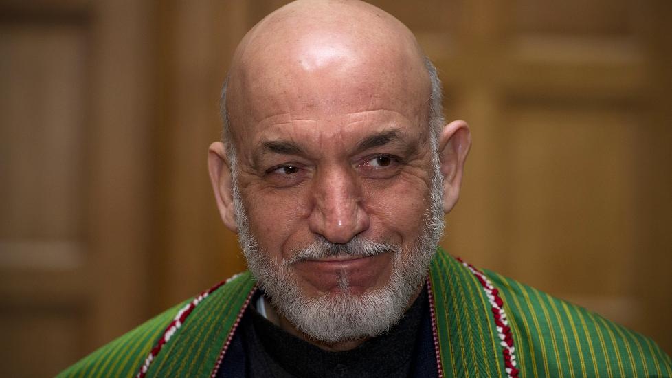 VIL INVOLVERES: President Hamid Karzai �nsker � m�te Taliban i Saudi-Arabia for � snakke om en mulig fredsl�sning i landet. Taliban har tidligere uttalt at de bare vil forhandle med USA. Bildet ble tatt da han denne uka p� bes�k i tre europeiske land. Foto: CARL COURT / AFP PHOTO