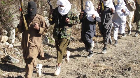 VIL IKKE FORHANDLE:  Taliban har bare villet snakke med USA, og ikke med den afghanske regjeringen. Bildet er tatt av under �velse medlemmer av Taliban hadde i desember i et stammeomr�de i Pakistan. Foto: SAOOD REHMAN / EPA PHOTO