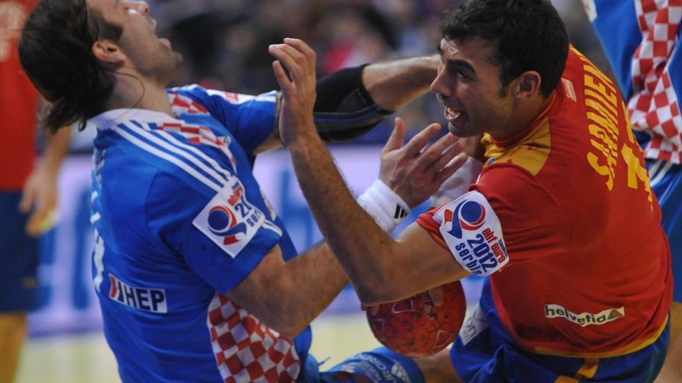 IKKE FORN�YD MED BRONSEFINALE: Ivano Balic (t.v) var i d�rlig hum�r gjennom hele kampen. Foto: AFP PHOTO / ANDREJ ISAKOVIC
