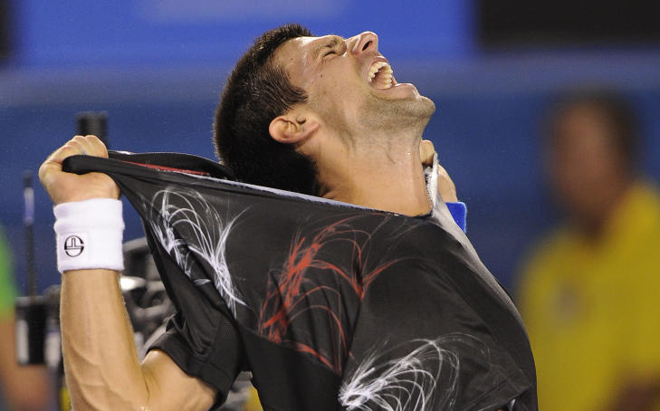 LETTET: Novak Djokovic rev av seg skjorta i vill jubel etter kampen: Foto: AP Photo/Andrew Brownbill