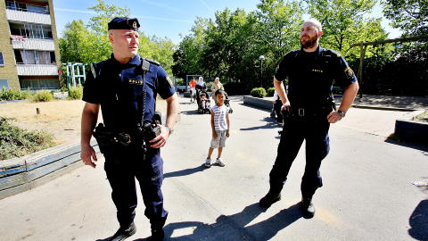 V�PEN FLORERER:  V�pen og narkotika blir smuglet inn i Malm� over brua fra K�benhavn. Her er politibetjentene Fredrik Wemrin og Jonas Karlberg i Roseng�rd. Foto: Daniel Sannum Lauten / Dagbladet