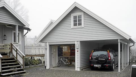 TREDOBBEL FUNKSJON. Den gamle, trange garasjen ble revet og en ny satt opp. I den fikk familien plass til praktisk verksted, oppbevaring, carport og lekerom p� loftet. FOTO: Sveinung Br�then