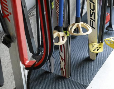 GUMMIMATTE. En gummimatte er delt i to fungerer som underlag for skiene. Da blir de ikke �delagt under lagring eller n�r de taes inn og ut gjennom vinteren. FOTO: Sveinung Br�then