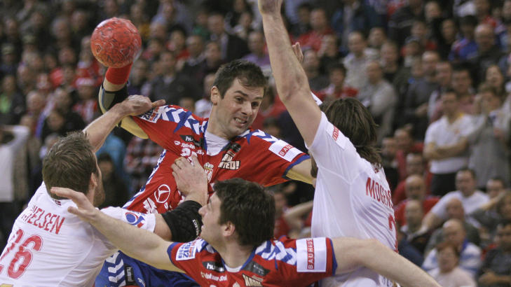 BLE STOPPET: Serbia og Dalibor Cutura tapte EM-finalen p� hjemmebane. Foto: AP Photo/Darko Vojinovic