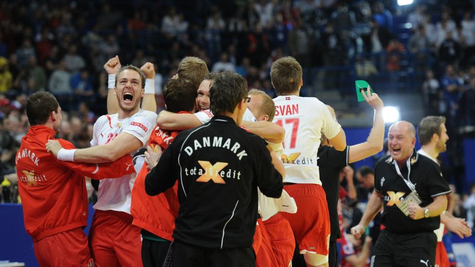 VANT GULL: Danmark jublet etter seieren. Foto:  AFP PHOTO / FRANCK FIFE
