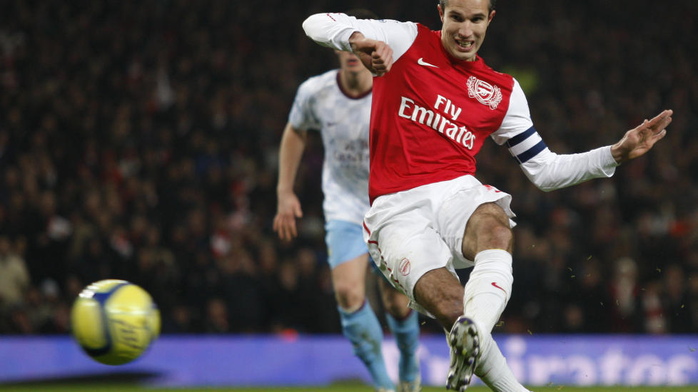TAKKET OG BUKKET: Robin van Persie var sikker fra krittmerket, og satte to straffespark i nettmaskene. Foto: AP Photo/Lefteris Pitarakis