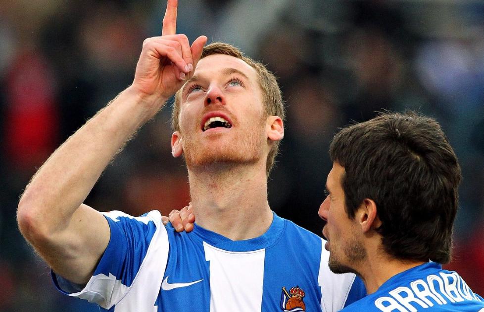 FEIRER SCORING:  Real Sociedads David Zurutuza og Mikel Aranburu. Foto: EPA/JUAN HERRERO