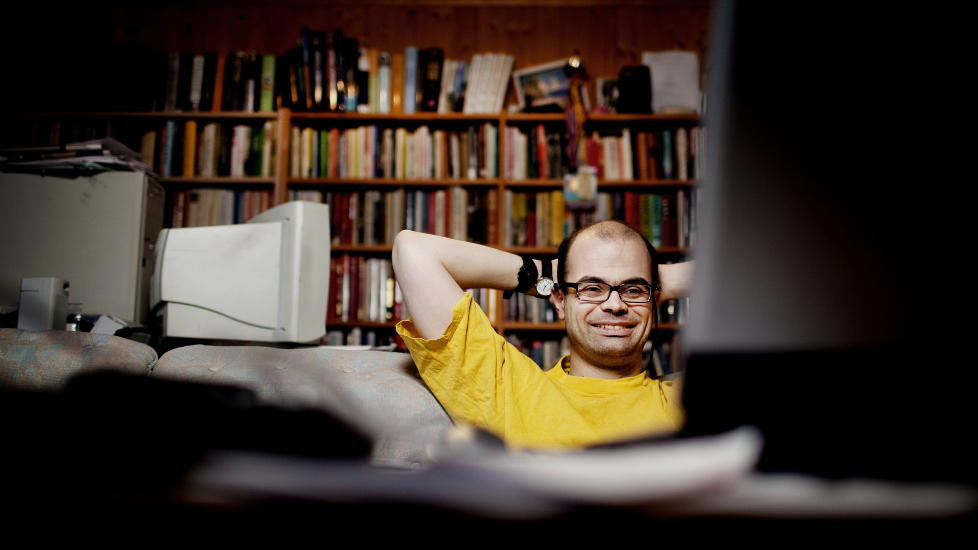 BOK NUMMER TRE: Hans Olav Lahlum har valgt � g� tilbake til en enklere og mer rensk�ret form enn de researchtunge spenningsromanene stadig flere krimforfattere skriver. Foto: Agnete Brun / Dagbladet