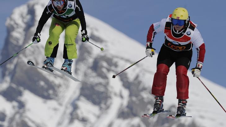 SEIER: Marte Gjefsen (t.h.) vant skicross-rennet i X-games. Dette bildet er fra et l�p i fjor. Foto: AP Photo/Keystone, Lukas Lehmann) / SCANPIX