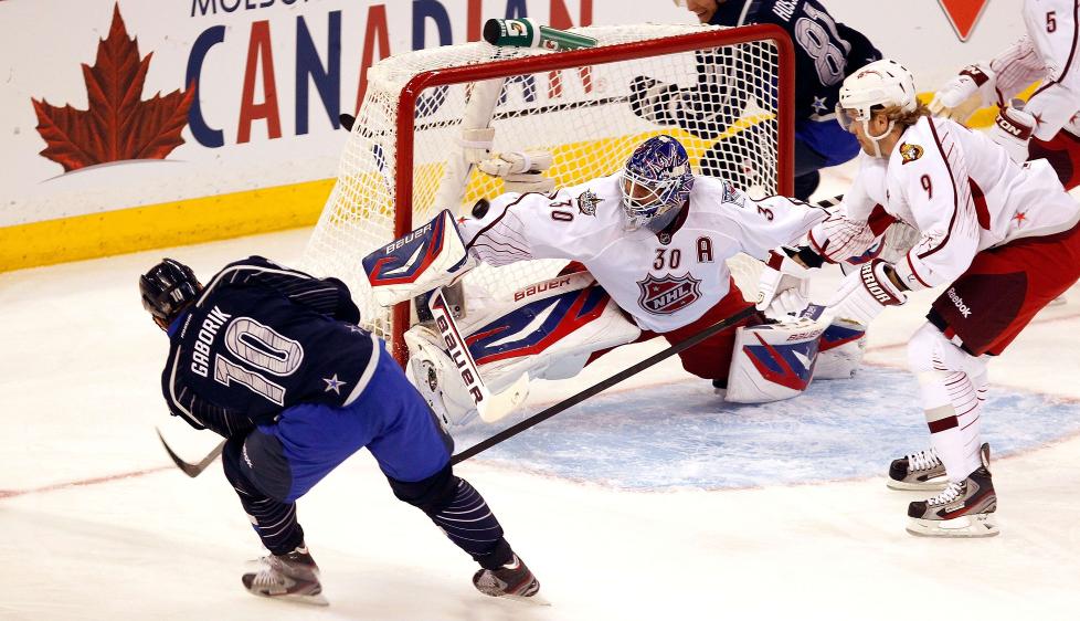 SCORET TRE: Marian Gaborik setter inn sitt andre m�l mot Henrik Lundqvist under nattas allstarkamp. Foto: Gregory Shamus. Getty Images/AFP/Scanpix
