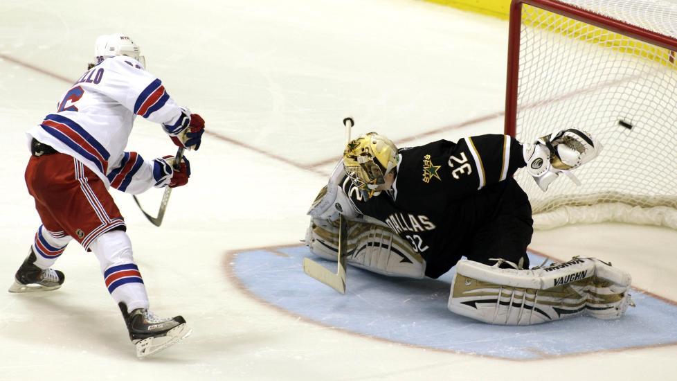 STRAFFESTERK: Mats Zuccarello Aasen er normalt sterk p� straffer. Her avgj�r han for NY Rangers mot Dallas Stars-m�lvakt Kari Lehtonen i januar i fjor. Foto: Sharon Ellman, AP/Scanpix