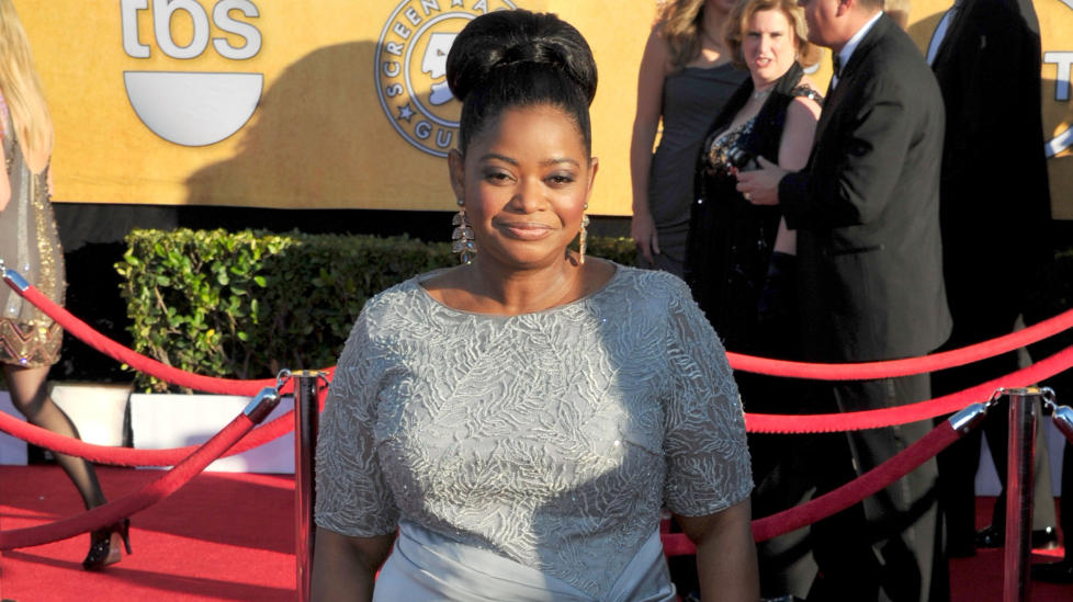 FESTFIN: Octavia Spencer str�lte p� SAG Awards i en gr� kjole fra Tadashi Shoji og smykker fra Irene Neuwirth. Foto: Getty Images / All Over Press