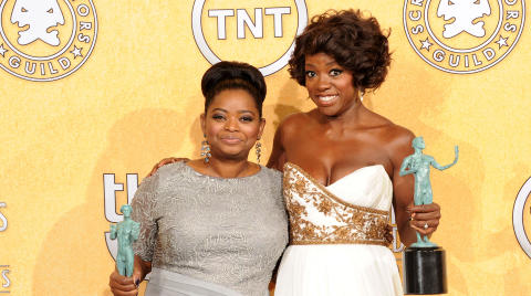 PRISVINNERE: Sammen med kollega Viola Davis, jubler Octavia Spencer over � ha blitt hedret med trof� p� SAG Awards. Foto: Getty Images / All Over Press