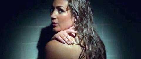 Sexy Tone poserer toppløs i ny musikkvideo