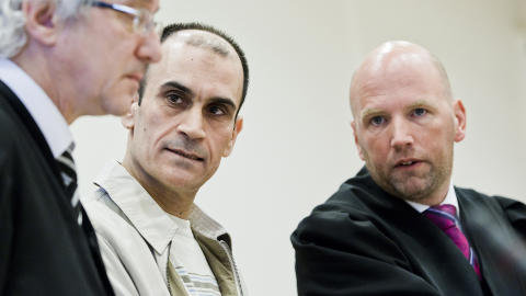 TERRORD�MT: Shawan Sadek Saeed Bujak, her flanket av sine advokater Arvid Sj�din og Brynjar Meling, ble i dag d�mt til tre �rs fengsel for terrorplanlegging. Den antatte hovedmannen, Mikael Davud, ble d�mt til sju �rs fengsel. Foto: Berit Roald /Scanpix