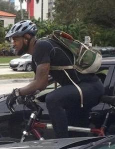 Her sykler LeBron James til NBA-kamp