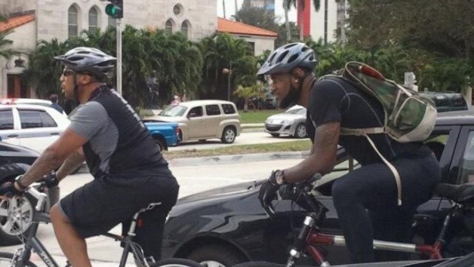 USNOBBETE: Basketsportens st�rste profil, LeBron James (t.h.), visste r�d da det var vrient � komme seg gjennom trafikken p� grunn av Miami maraton. Han pakket ryggsekken, kastet seg p� sykkelen og tr�kket de 40 minuttene til hjemmekampen mot Chicago Bulls. Bildet er tatt av en fan. Foto: Jack Balayla