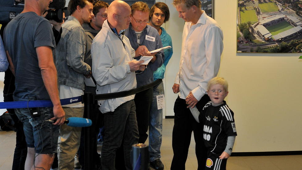 I PAPPAS FOTSPOR? Her er Joey James Iversen med pappa Steffen i intervjusonen p� Lerkendal i august 2010. N� f�r junior trene med farens gamleklubb Tottenham. Foto: Ned Alley, Scanpix