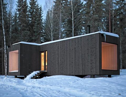 EN LAV, M�RK BYGNING: Her ser du hvordan den m�rke bygningskroppen strekker seg utover i terrenget.  Foto: Anders Portman Avanto Architects