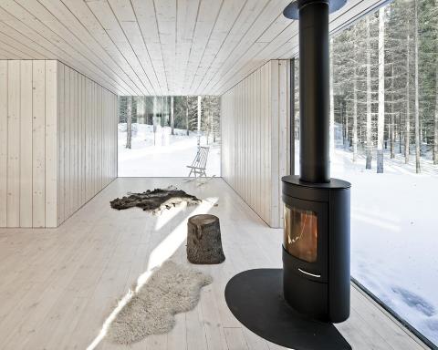 ET HERLIG HUS MED NATURKONTAKT: Med glass fra gulv til tak oppleves det som naturen kommer inn i stua.  Foto: Kuvio.com