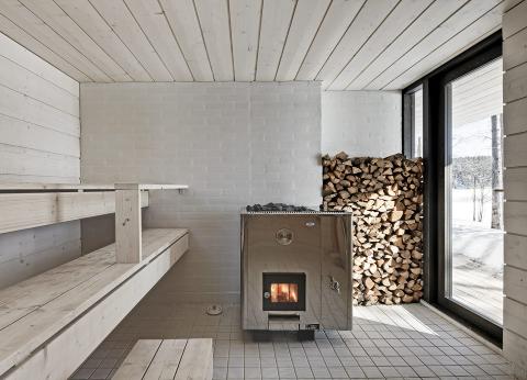ET ROM SOM GIR DEG VELV�RE: Fra badstubenkene har du full utsikt over sj�en. Foto: Kuvio