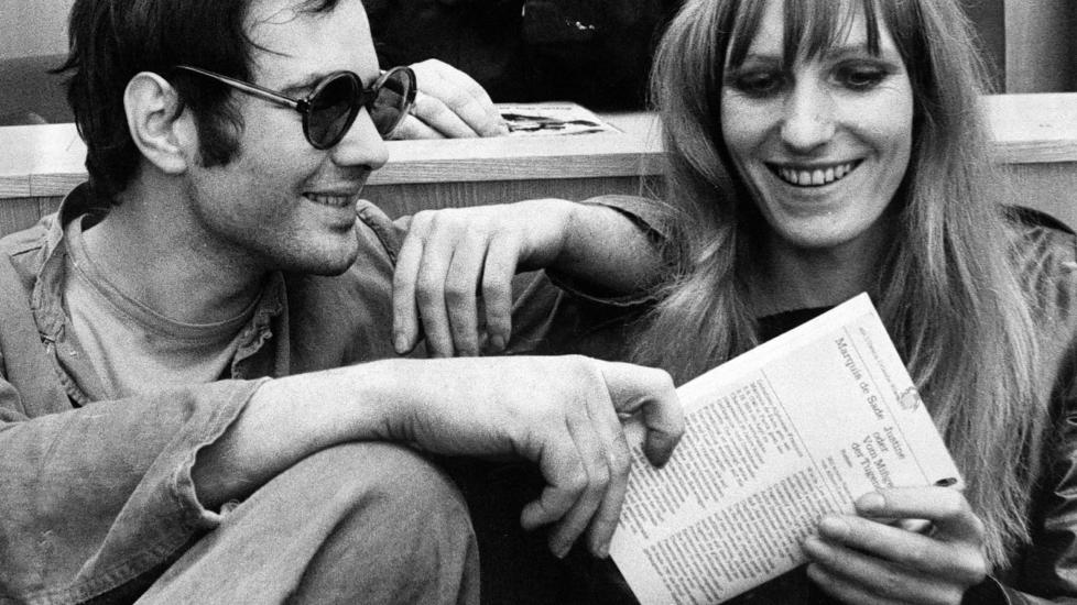 SLEMME UNGDOMMER. Andreas Baader og Gudrun Ensslin i godt hum�r under den f�rste rettssaken mot dem i Frankfurt, 31. oktober 1968. Teksten begge holder i hendene er Marquis de Sades klassiker Justine, eller dydens ulykker - seksualsadismens fremste litter�re klassiker.  Foto: Scanpix/AP