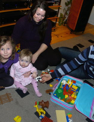 Amalie (6) og Madelen (1) er født fra hver sin livmor, men har samme mamma