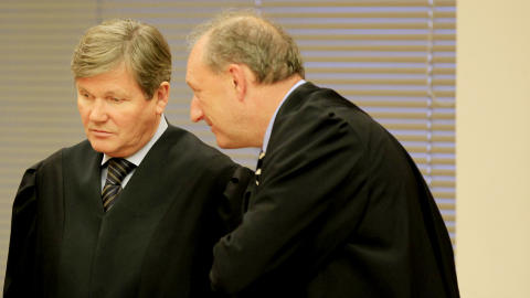 P�KJENNING: Arild Humlen og Carl Konow Rieber-Mohn vil oppfordre Mikael Davud til � anke dommen p� sju �rs fengsel. Foto: Jacques Hvistendahl/Dagbladet