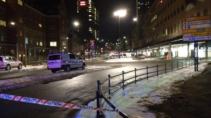 SPERRET AV: I tillegg til � evakuere Oslo bussterminal sperret politiet av store omr�der utenfor. Foto: HARALD KLUNGTVEIT / DAGBLADET