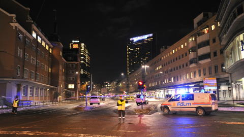 BOMBEGRUPPA P� PLASS: Politiets bombegruppe unders�kte  kofferten. Foto: FREDRIK VARFJELL / SCANPIX