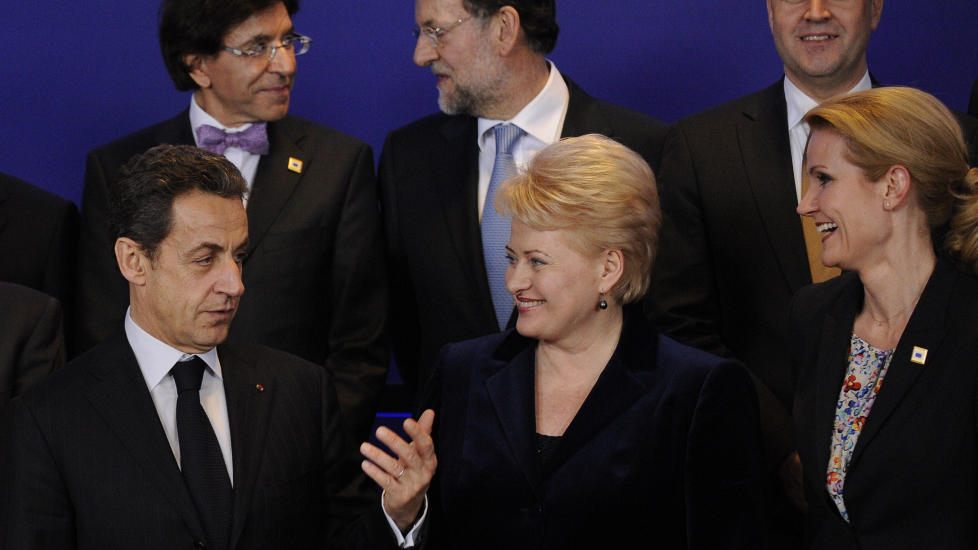FORHOLDSVIS GOD STEMNING: Frankrikes president Nicolas Sarkozy snakker med Litauens president Dalia Grybauskaite og Danmarks statsminister Helle Thorning-Schmidt. 
Foto: AFP/JOHN THYS
