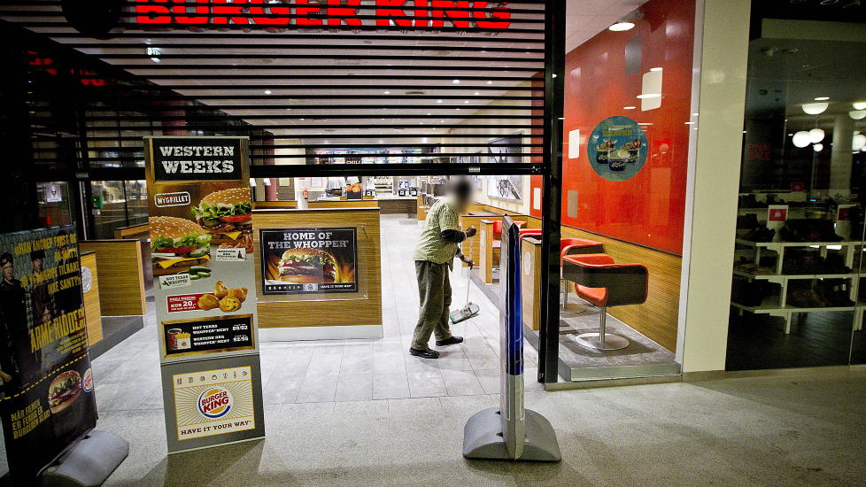 VASKER FOR BURGER KING: - Jeg er den eneste som tjener penger i familien, og kona og barna hjemme i Spania er avhengige av at jeg kan sende penger hjem, sier 43-�ringen, som vasker for Burger King p� L�renskog. Han �nsker � v�re anonym da han er redd for at det vil bli vanskelig � skaffe seg ny jobb hvis navnet hans st�r i avisa. Jens Ulltveit-Moe (innfelt) eier Burger King i Norge. 
Foto: BJ�RN LANGSEM/DAGBLADET