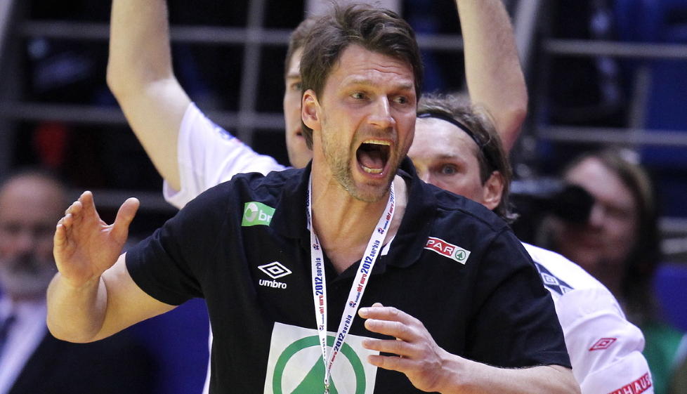FULLT NORGE-FOKUS: Robert Hedin f�r ikke fortsette i dobbeltrollen som klubbtrener i Aalborg ved siden av � v�re landslagstrener for Norge. Her under VM-kampen mot Island i Serbia tidligere denne m�neden. Foto: Gorm Kallestad, Scanpix