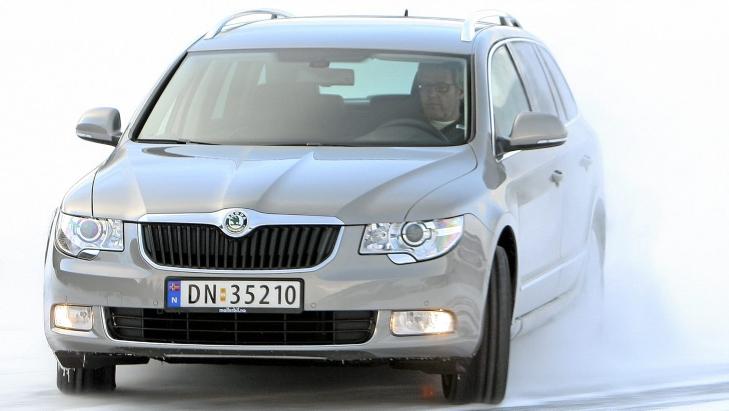 GJERRIG: Skoda Superb 1,4 TSI stv er en diger bil, men v�re m�linger viser at den bruker minst drivstoff blant de store familiebilene med bensinmotor. Foto: Egil Nordlien, HM Foto